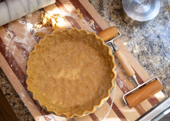 real food pumpkin pie, Rolled pie crust with a crimped edge in the pie plate