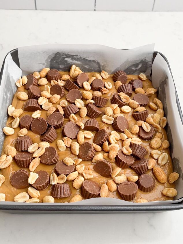 peanut butter fudge no bake, peanut butter fudge in square pan topped with peanut butter cups and peanuts
