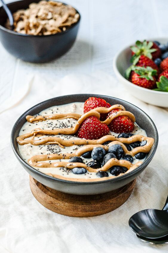 peanut butter overnight oats, overnight oats served with fruits and drizzled with peanut butter