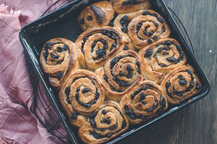 how to make easy vegan chelsea buns, Chelsea Buns in a baking tray