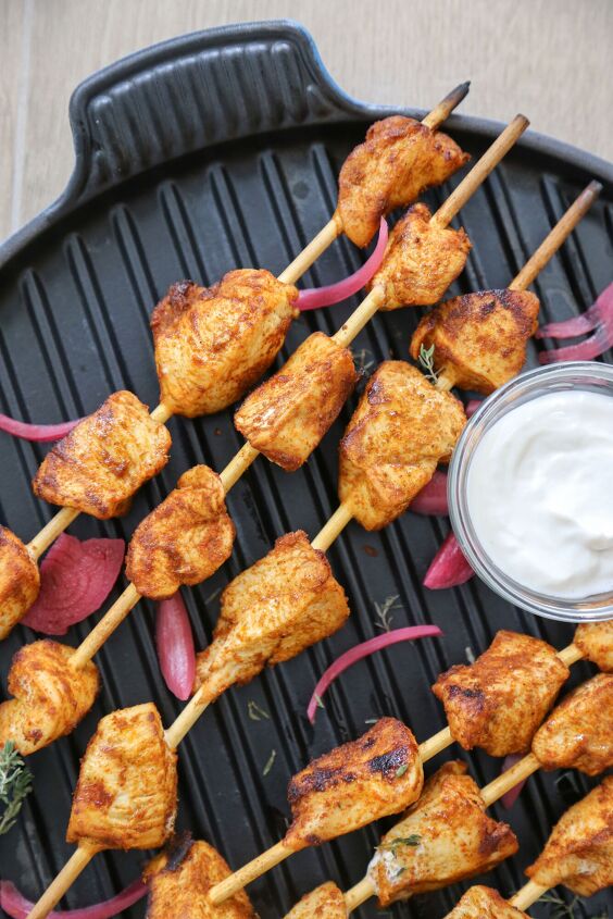 peruvian style oven chicken kabobs, Peruvian style chicken oven kabobs on a grill pan with pickled red onions and a white dipping sauce