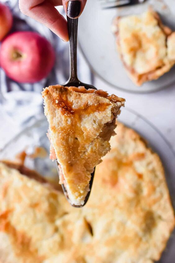 the best homemade apple pie, A pie slice is being held on a pie server