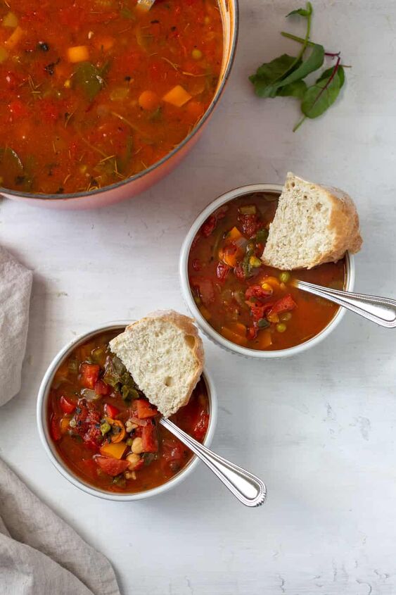 copycat panera bread 10 vegetable soup, panera bread 10 vegetable soup with poblano peppers in two bowls
