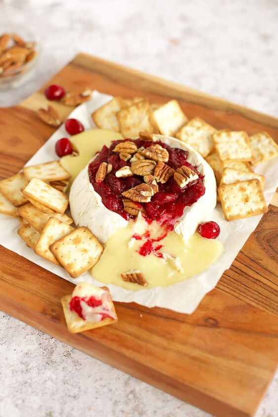 baked brie with cranberry sauce, Baked Brie with cranberry sauce with crackers