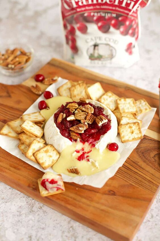 baked brie with cranberry sauce, Baked brie recipe with pecans and cranberry sauce