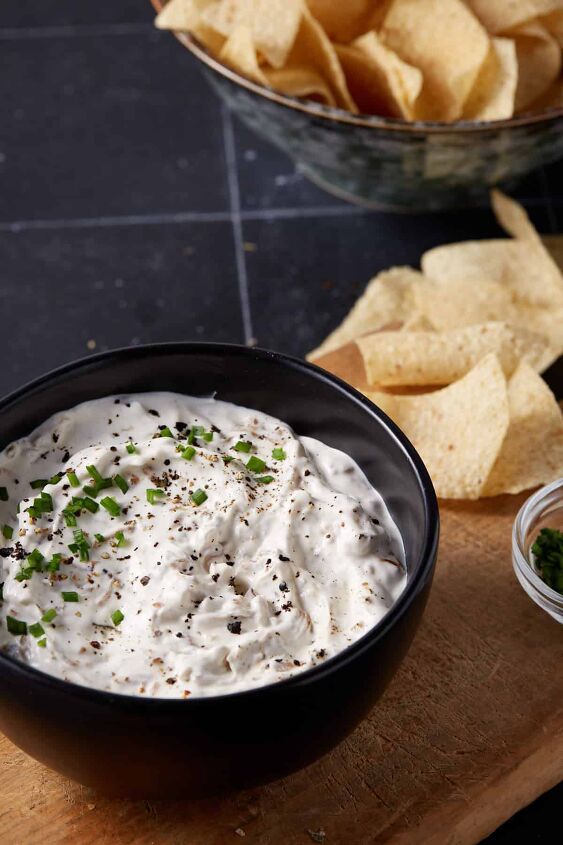 sour cream and onion dip, A bowl of sour cream dip with caramelized onions next to a bowl of chips