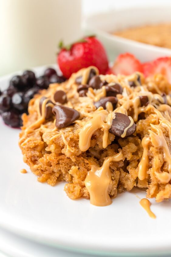 healthy baked oatmeal with peanut butter, Baked oatmeal with warm drizzled peanut butter and chocolate chips