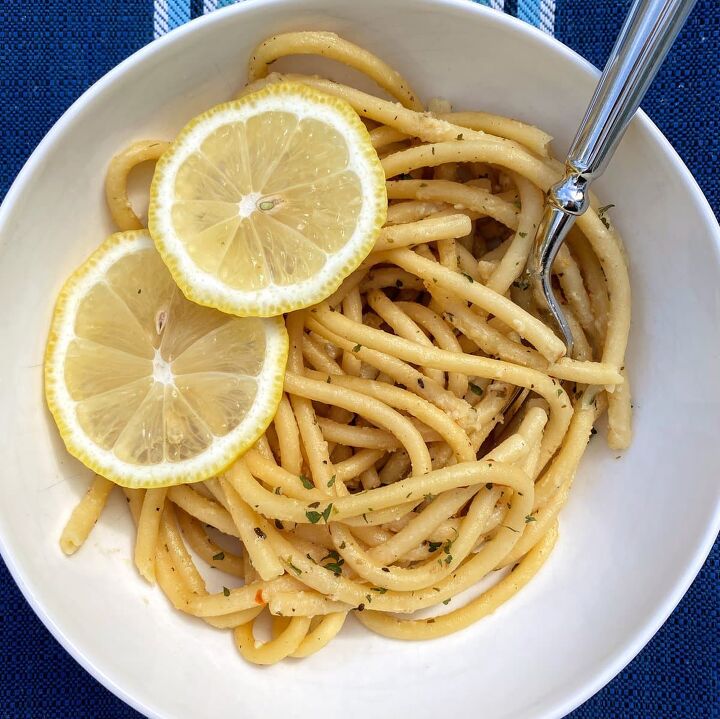 one pot lemon garlic pasta, lemon garlic pasta on blue place mat