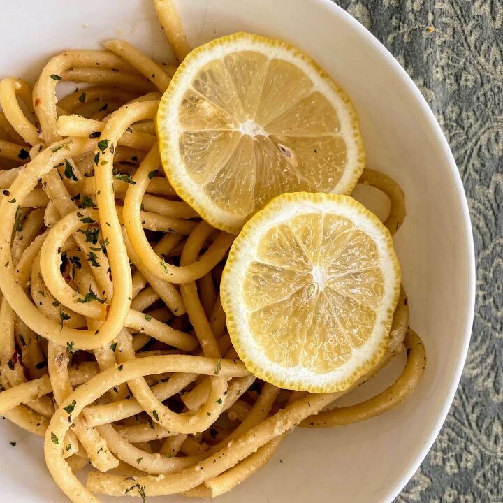 one pot lemon garlic pasta, lemon garlic pasta in bowl with lemon slices