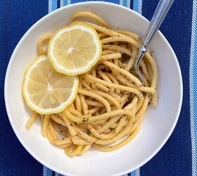 one pot lemon garlic pasta, lemon garlic pasta in bowl with sliced lemons