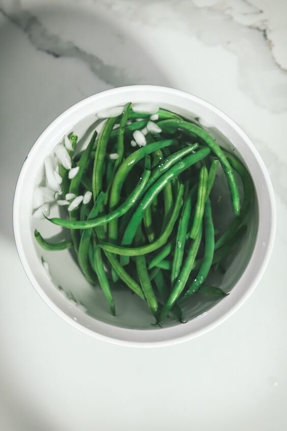 how to make green bean casserole with fresh green beans, Green beans in a bowl filled with ice water