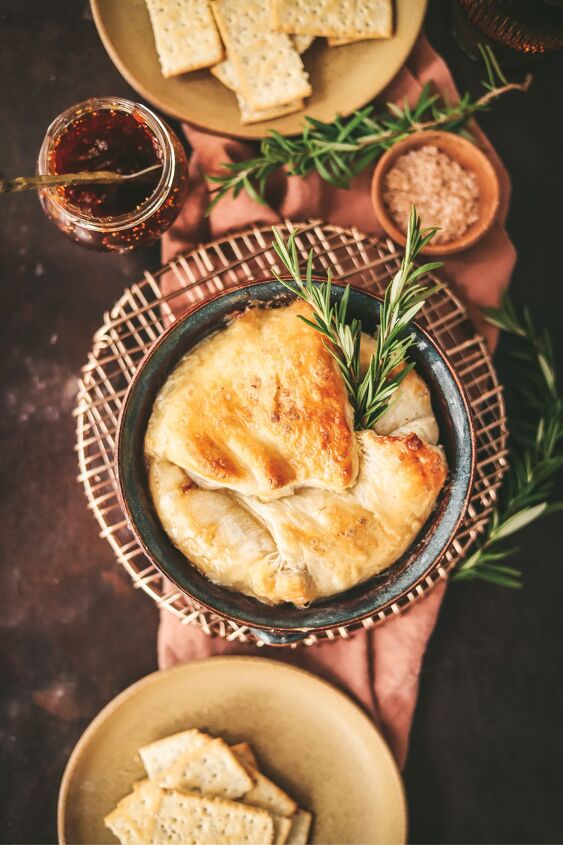 easy baked brie with fig jam and rosemary, Baked brie in puff pastry with fig jam and rosemary