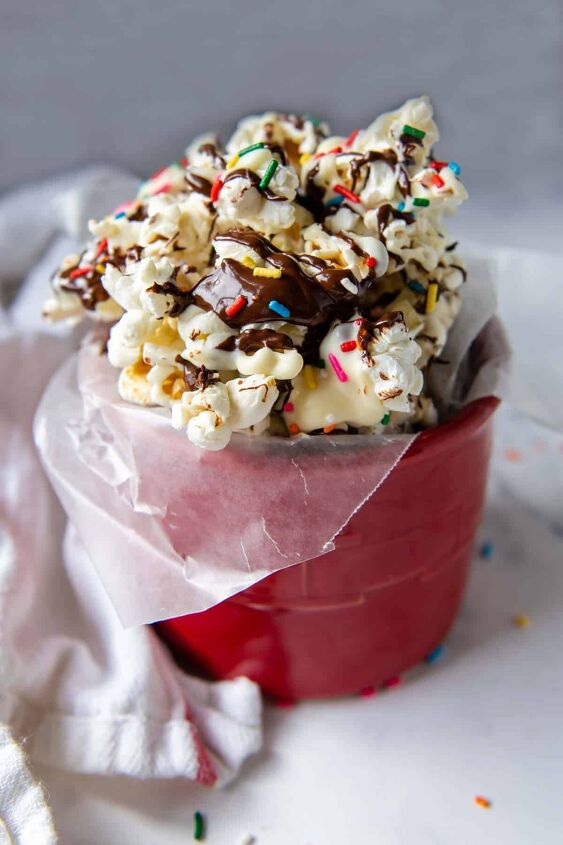 chocolate drizzled popcorn expert tips ideas, close up of chocolate popcorn with sprinkles