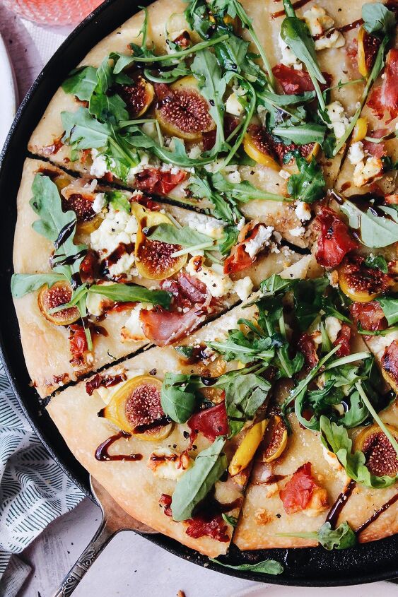 easy fig and prosciutto pizza, close up of fig and prosciutto pizza in a cast iron pan
