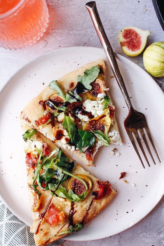 easy fig and prosciutto pizza, fig and prosciutto pizza with balsamic glaze on a plate