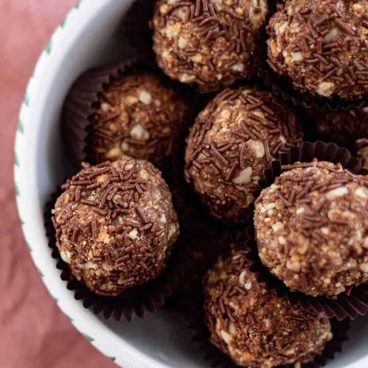 easy and delicious vegan boozy truffles, Truffles in a bowl