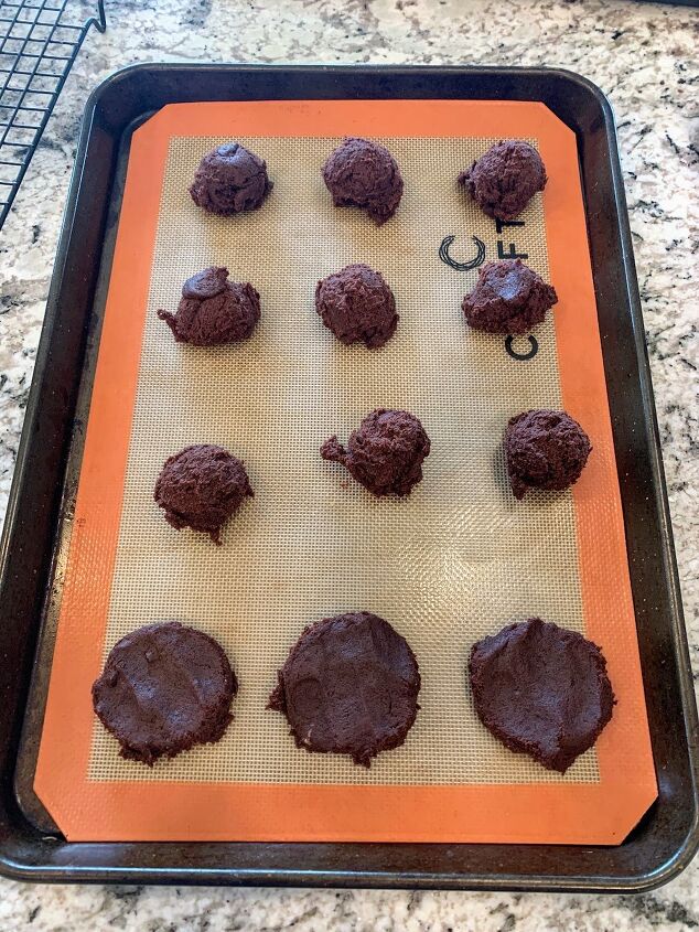 chocolate peppermint cookies with cheesecake filling, Cookie dough balls for Chocolate Peppermint Cookies with Cheesecake Filling