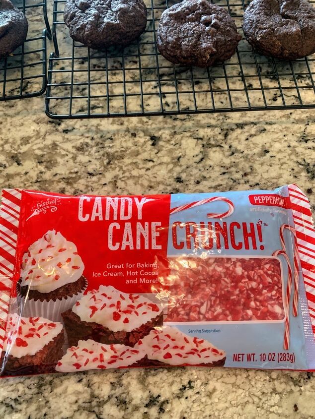 chocolate peppermint cookies with cheesecake filling, Chocolate Peppermint Cookies with Cheesecake Filling Candy cane crunch