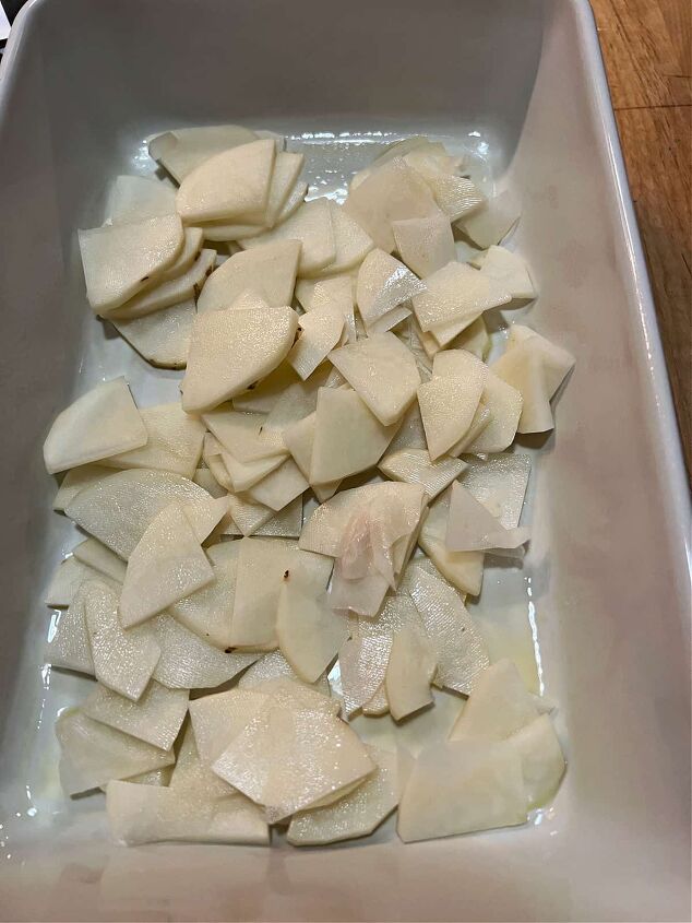 hamburger and potato casserole, Layer the potatoes in the dish