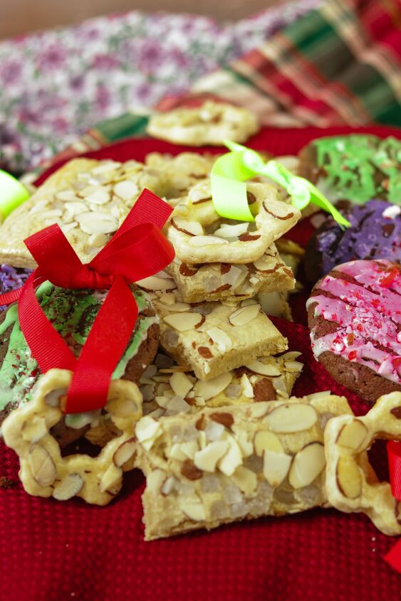 dutch kerstkransjes how to make traditional dutch christmas cookie r, Platter of Christmas Cookies with ribbons
