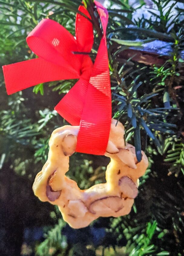 dutch kerstkransjes how to make traditional dutch christmas cookie r, Dutch Christmas Cookies wreath shaped hung on a Christmas Tree