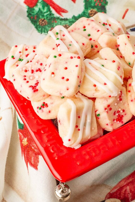 christmas shortbread bites, Christmas shortbread bites in red container