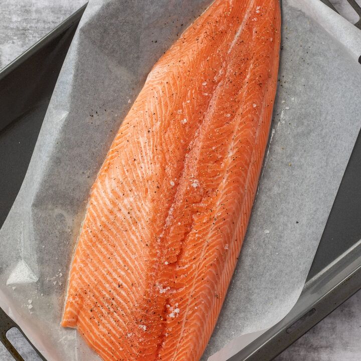 baked salmon fillet with dukkah, Salmon on baking tray