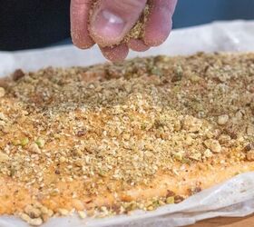 baked salmon fillet with dukkah, Placing dukkah crumb on baked salmon