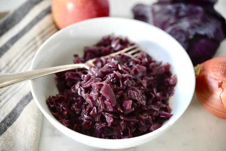 traditional german red cabbage recipe, German red cabbage in bowl with fork