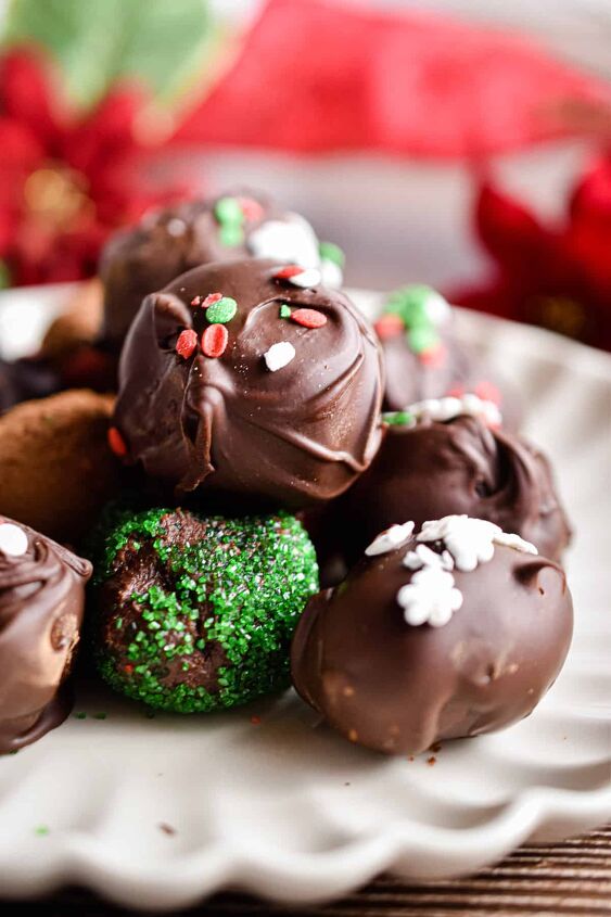easy chocolate christmas truffles, These truffles are great with sprinkles alone or melted chocolate and festive sprinkles