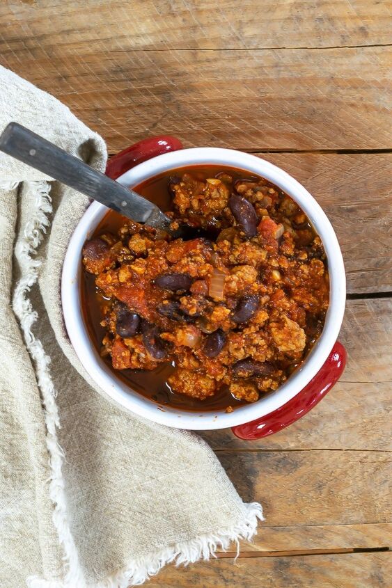 crockpot turkey chili recipe healthy low fat, Hearty Crockpot Turkey Chili with kidney beans in a red bowl on a wood surface