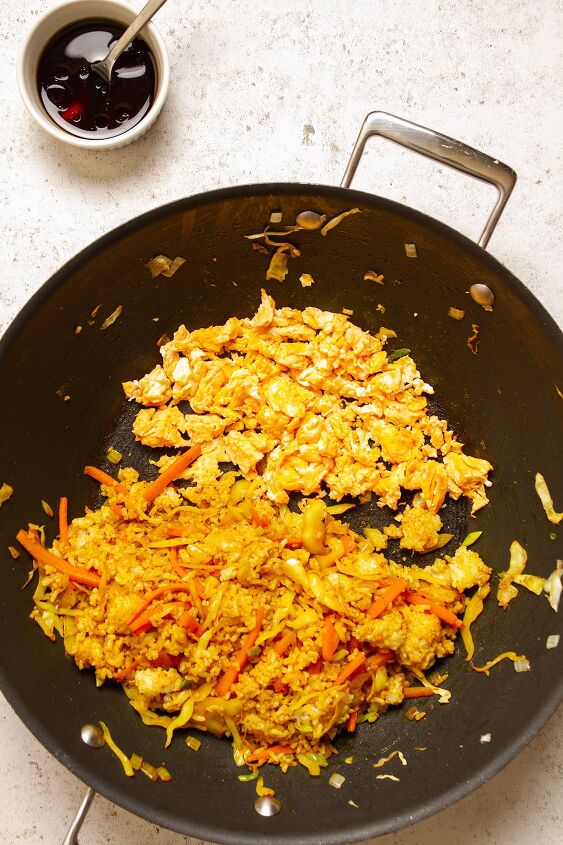 singapore fried rice, Cooking the rice and egg