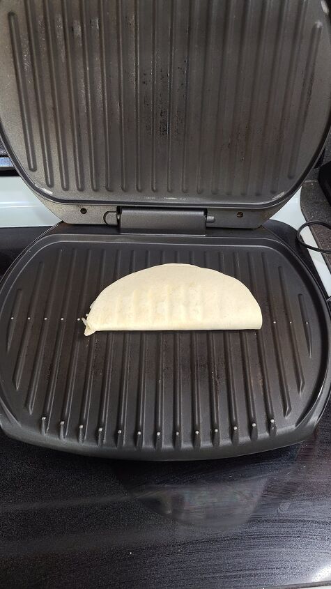 pizza quesadillas, Pizza quesadilla cooking on a George Foreman grill