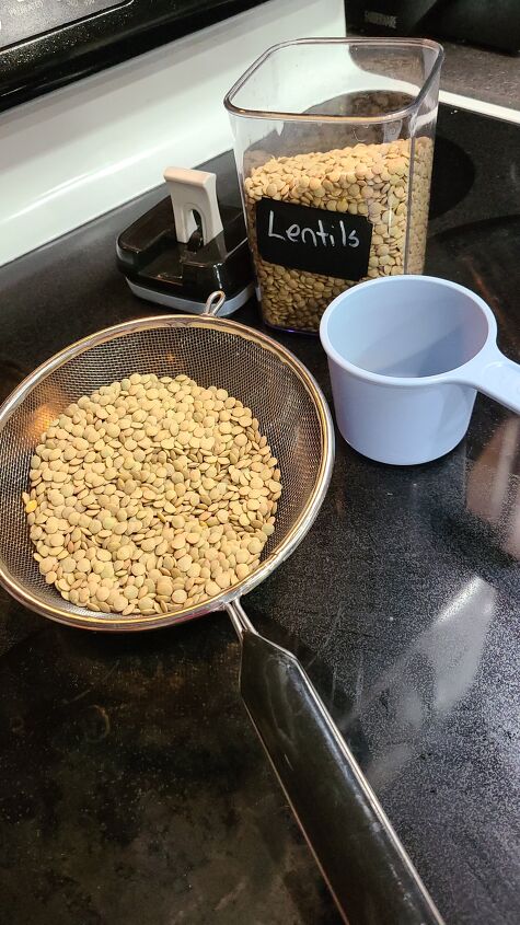 slow cooker lentils and vegetables, Dried lentils inside a strainer