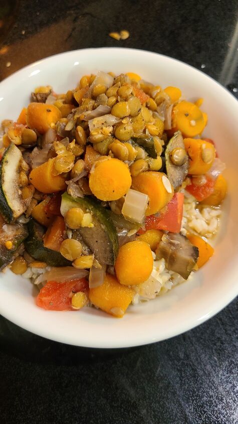 slow cooker lentils and vegetables, Cooked lentils and vegetables in a bowl
