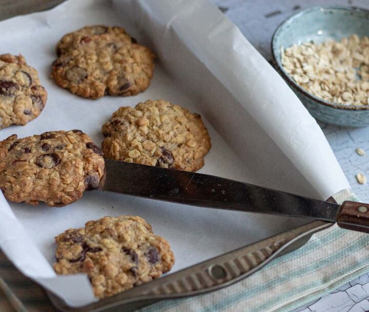 how to make delicious vegan chocolate chip oatmeal cookies, A tray with oatmeal cookies