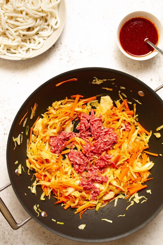 spicy korean noodles gochujang noodles, Adding the ground pork