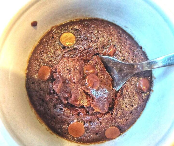best mug brownie to satisfy all your chocolate cravings in 2 minutes, Brownie in a mug with a spoonful