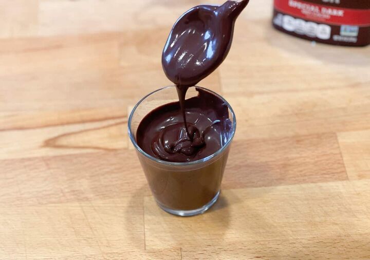 skinny chocolate dipping sauce, mixing chocolate sauce ingredients