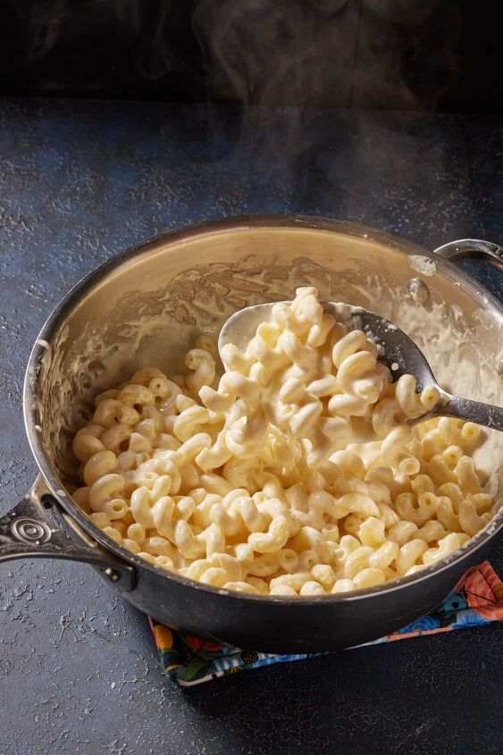 old fashioned macaroni and cheese recipe, Pasta with cream and cheese in a saucepan