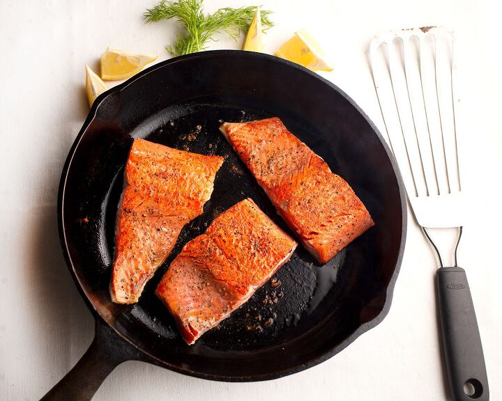 honey mustard salmon, Salmon skin side down and the flesh side up