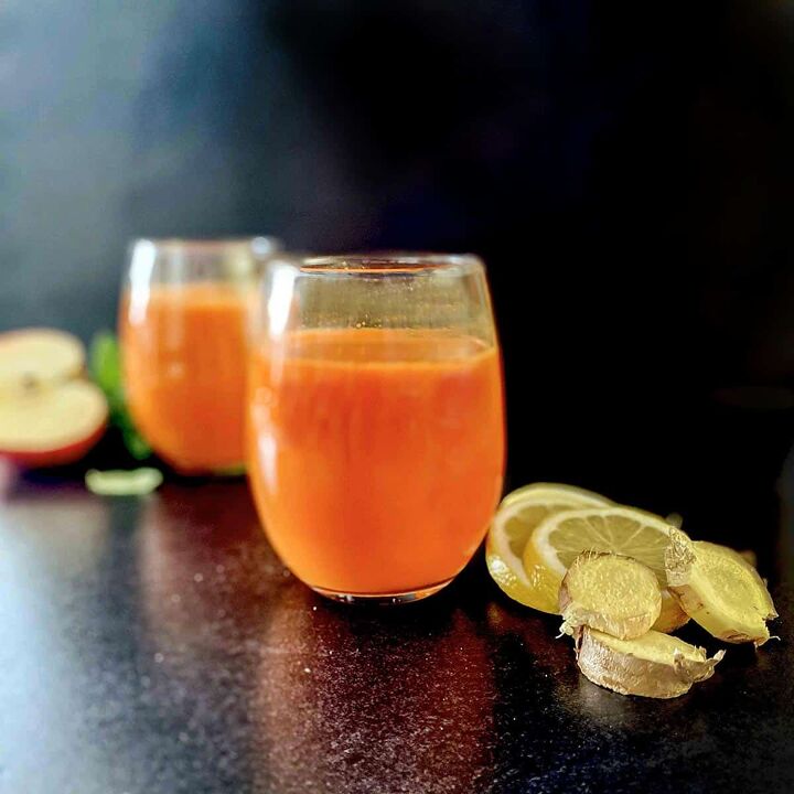 fresh carrot ginger juice benefits, A glass of carrot juice with ginger