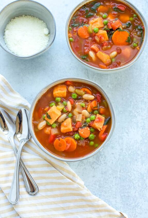 easy minestrone soup, minestrone soup recipe in two bowls