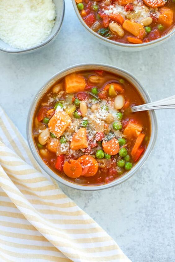 easy minestrone soup, Minestrone Soup in a bowl with a spoon and a sprinkle of parmesan