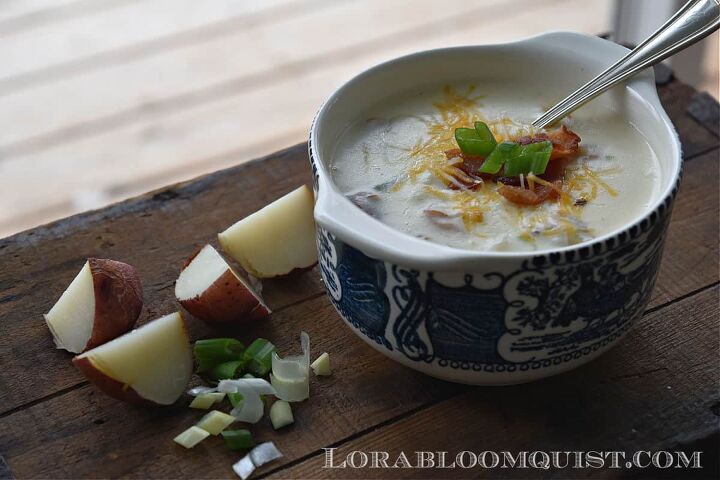 delicious loaded baked potato soup, Potato soup in bowl