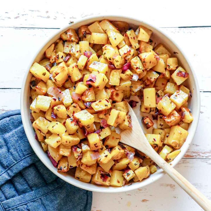 batata harra lebanese spicy potatoes, Bowl of potatoes with a wooden spoon
