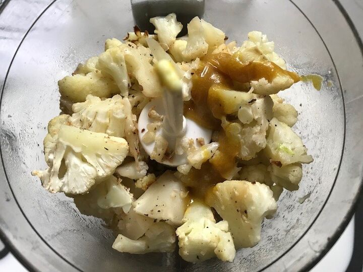 easy mashed roasted cauliflower and garlic, Cooked cauliflower and other ingredients in food processor for Roasted Garlic Cauliflower Mash