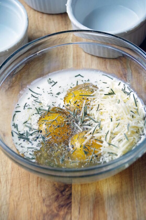 easy baked egg recipe with parmesan and rosemary, ingredients for baked eggs