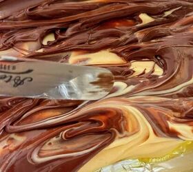 tiger butter fudge recipe easy, spreading the melted semi sweet choclate chips to create marbelized effect with tiger butter fudge recipe easy
