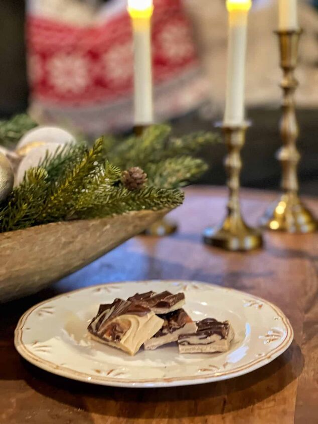 tiger butter fudge recipe easy, tiger butter fudge on a white dish on coffee table with christmas decor